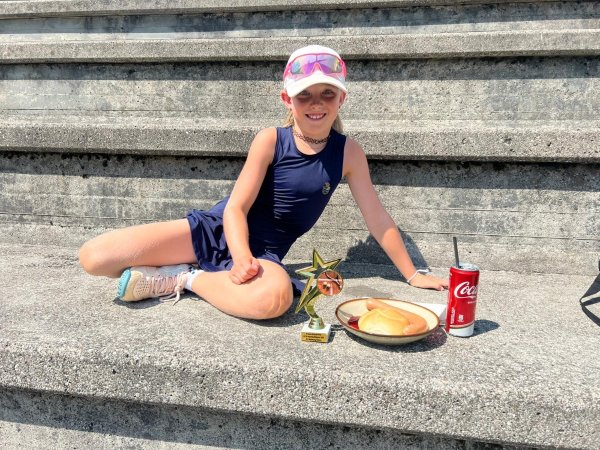 Im Bild: Greta nach ihrem Turniersieg mit dem verdienten Mittagessen